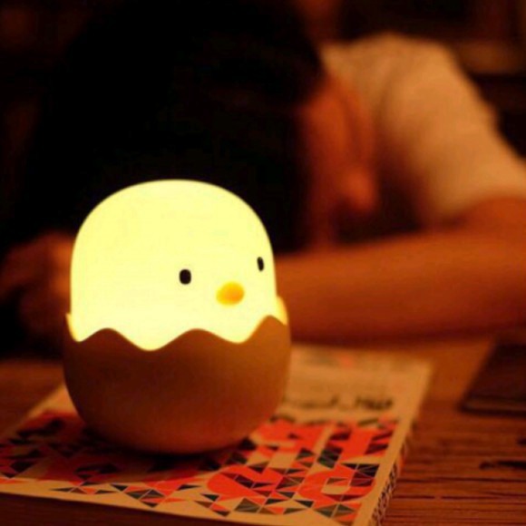 Đèn ngủ cảm ứng hình quả trứng, tự phát sáng khi trời tối