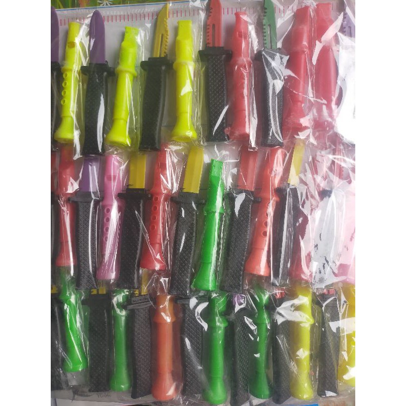 vỉ 16 đồ chơi dao (tặng 16 còi )