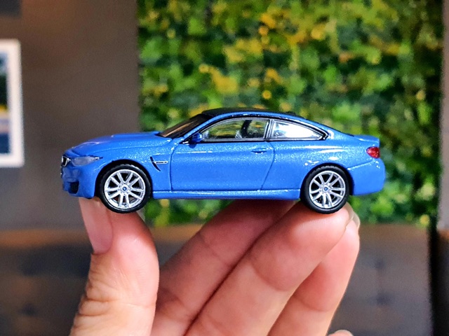 Xe Mô Hình BMW M4 (F82) Yas Marina 1:64 MiniGT ( Xanh Dương )