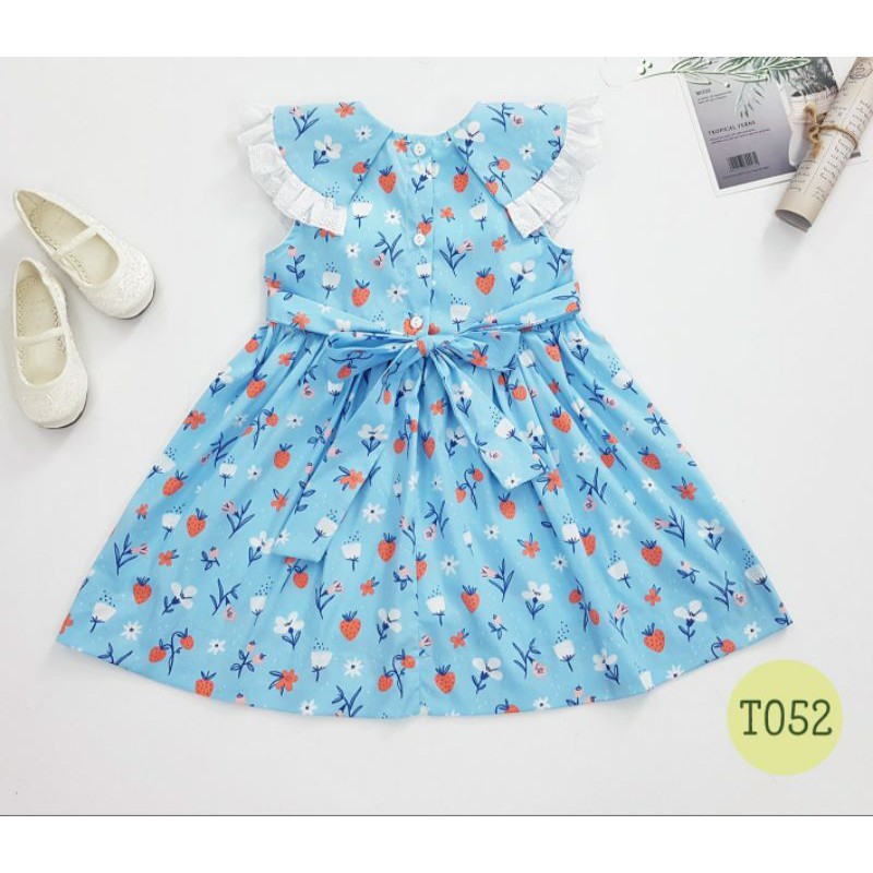 Váy xanh tiểu thư Oli River Kids xinh xắn dành cho bé nổi bật với họa tiết quả dâu