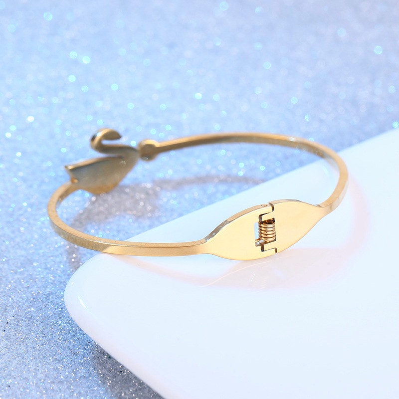 Vòng tay thiên nga đính đá bằng chất liệu titan không gỉ mạ vàng 18k thiết kế trẻ trung thời trang