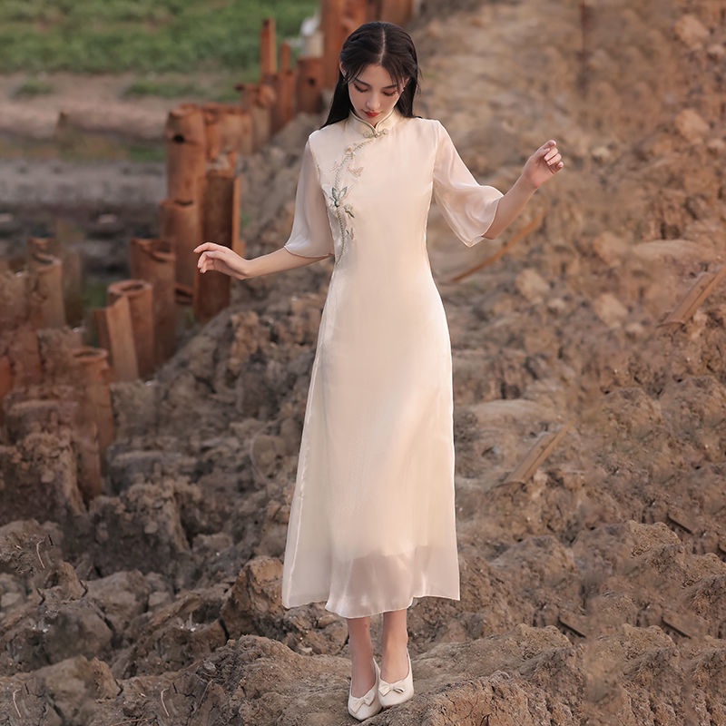 Sườn xám cách tân nữ hán phục đầm sườn xám truyền thống trắng lụa 2 lớp thêu hoa mùa hè từ 45--70 kg