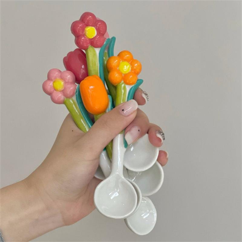 Muỗng Sứ Vẽ Tay Cầm Dài Hình Hoa tulip Ba Chiều Dễ Thương Phong Cách Hàn Quốc Cho Nữ