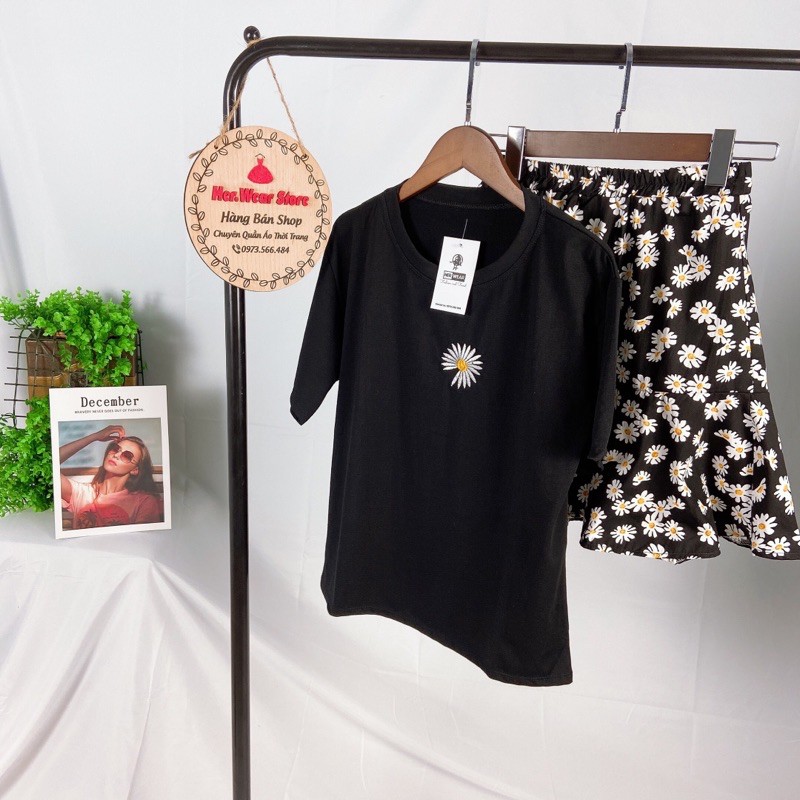[MẪU HOT] Chân váy ngắn hoa nhí vintage kèm áo phông nữ trơn. | BigBuy360 - bigbuy360.vn