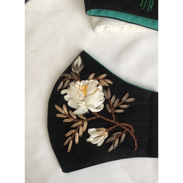 Khẩu trang thêu tay vải linen
