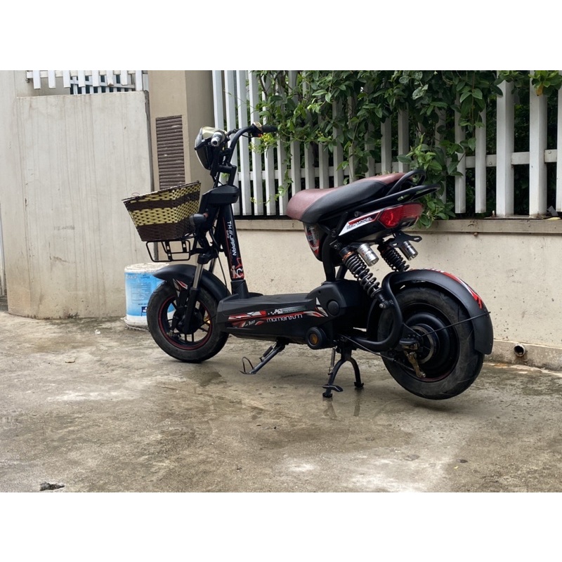 Xe điện M133 màu đen của hãng Giant xe đẹp bình khỏe