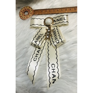 Cài áo nơ phối logo. KT 9x16cm