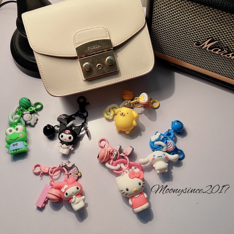 Charm treo túi hươu cao cổ , mèo , gấu , melody , kuromi , .....