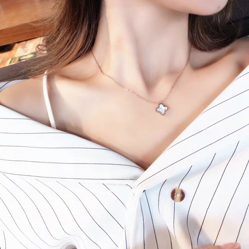 Vòng cổ HợP Kim HìNh Cỏ Bốn Lá Xinh XắN | Giày Thể Thao Mã Não Trắng Đen Bằng Thép Không Gỉ Thiết Kế Đơn Giản Hiện Đại
