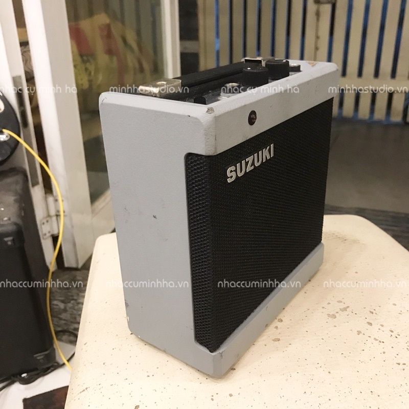 Ampli mini cho đàn guitar điện Suzuki SA-12, chạy pin hay ghim điện đều được, chơi hoàn hảo
