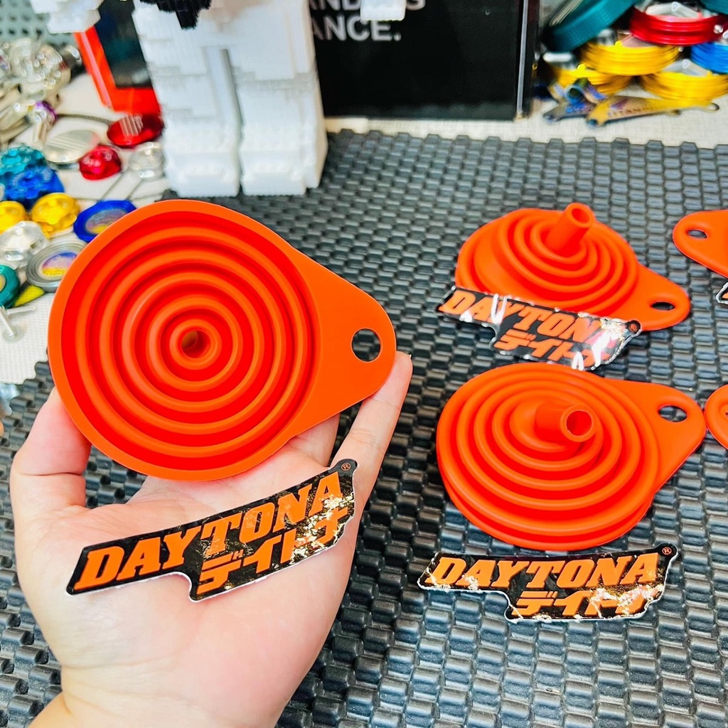 Phiểu đổ nhiên liệu xe máy nhựa dầy kèm tem daytona tiện lợi độc đáo