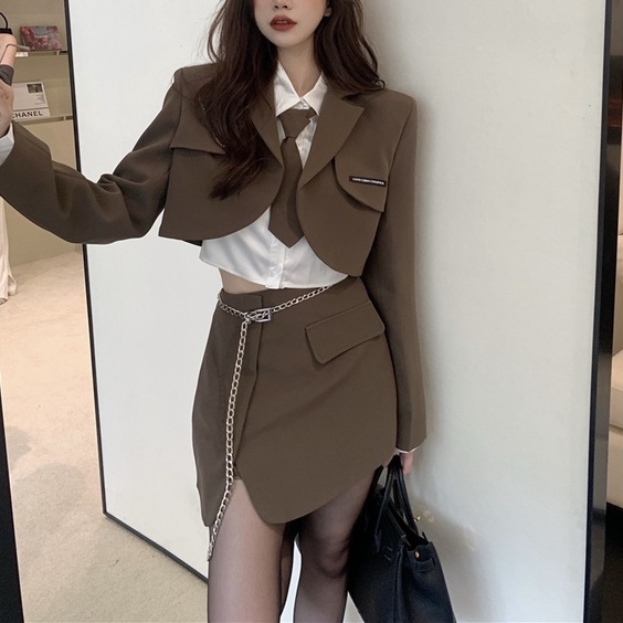 Set bộ áo vest ngắn kèm cà vạt, áo sơ mi croptop, váy chữ A cạp lưng cao blazer màu nâu cá tính