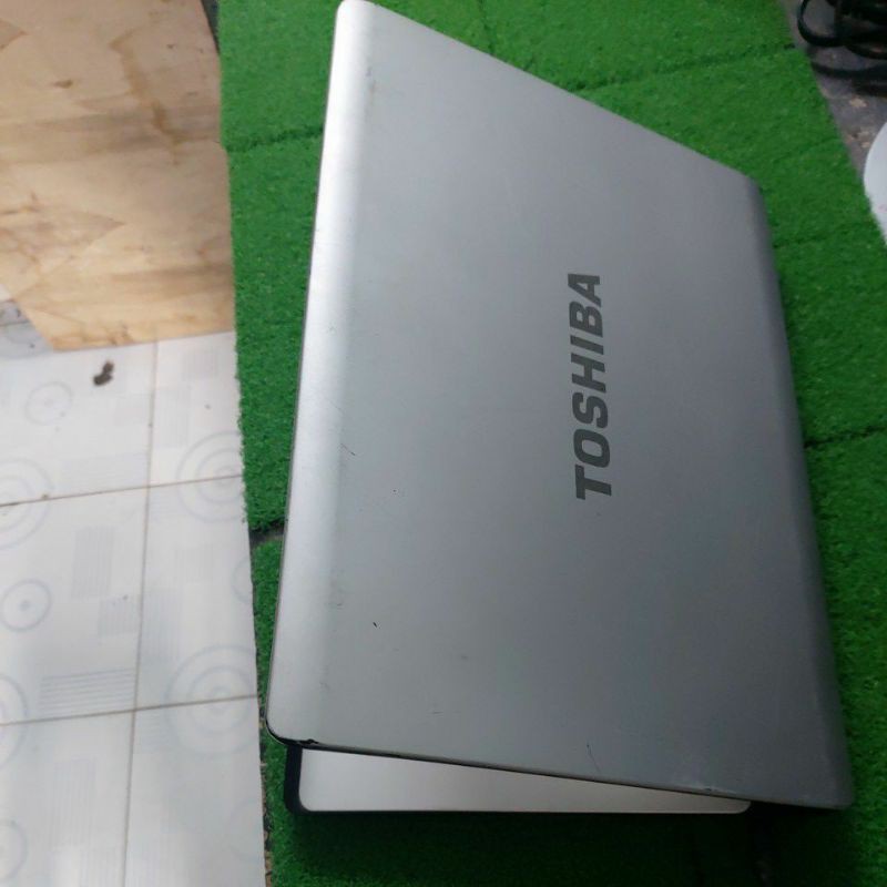 Laptop Toshiba Ram 4Gb Ổ Cứng 250Gb đầy đủ phụ kiện theo máy