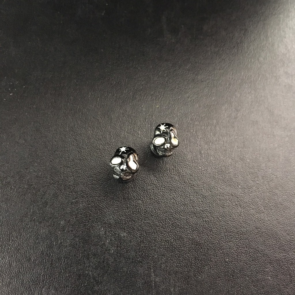 Khuyên chốt vặn hình đầu lâu thép y tế