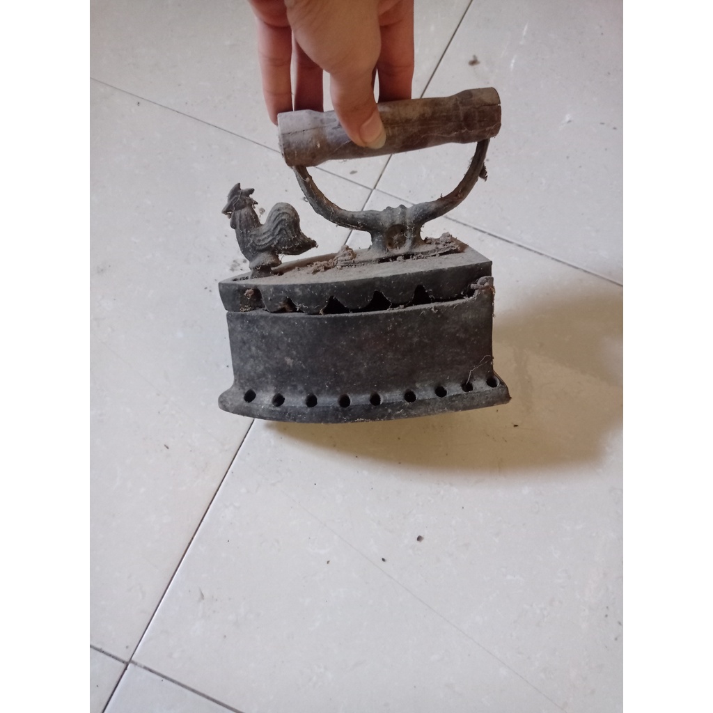 ( ĐỒ CỔ ) BÀN LÀ 9 LỖ THỜI PHÁP ĐẦU GÀ