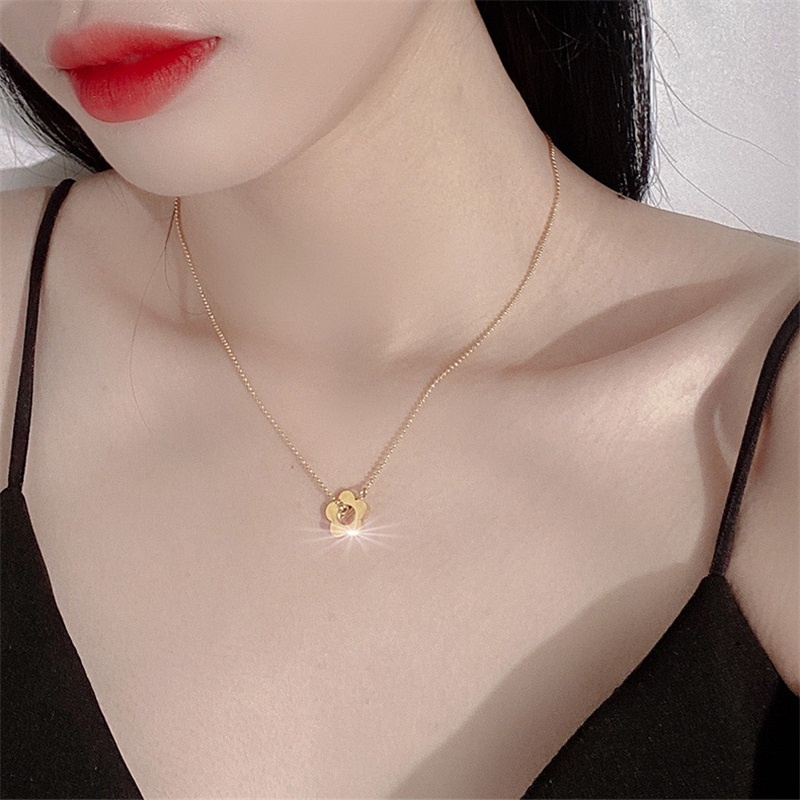 Dây chuyền thép titan mặt hoa dạ quang phong cách cá tính