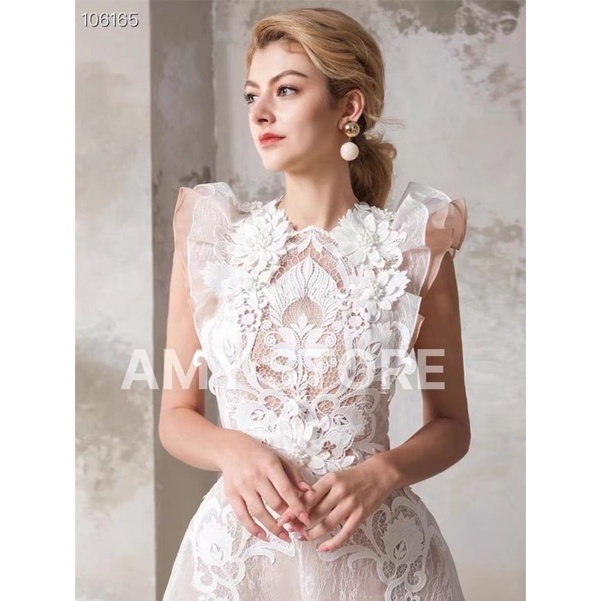 Váy ren hoa trắng.