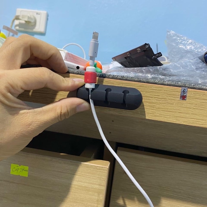 Kẹp Giữ Dây Cáp Sạc Điện Thoại Dán Bàn Rất Cần Thiết Cho Gia Đình Có Con Nhỏ Bằng Silicone 3 Lỗ Cao Cấp Tiện Lợi