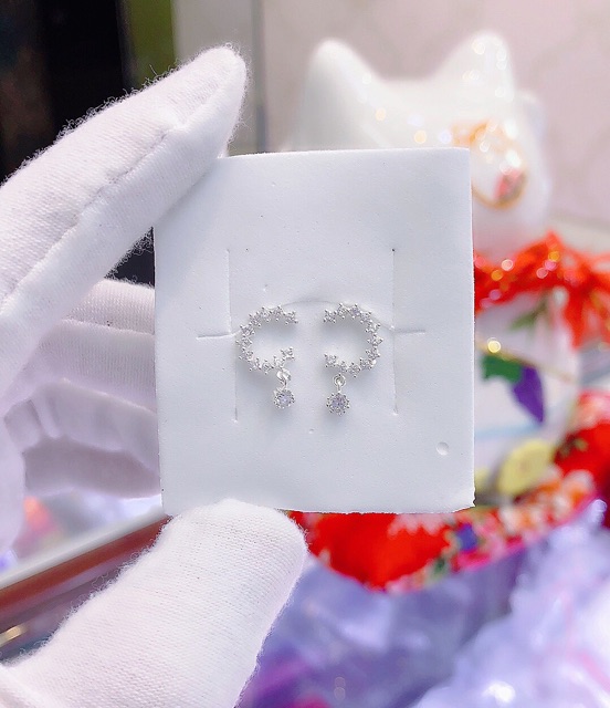 Khuyên tai chữ C thả viên đá nhỏ nhân tạo bạc ta đáng yêu