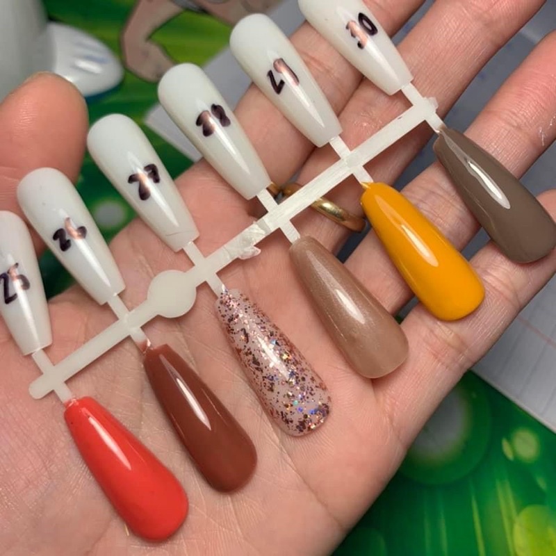 Sơn gel á chai đỏ nắp nhọn (sale siêu rẻ )