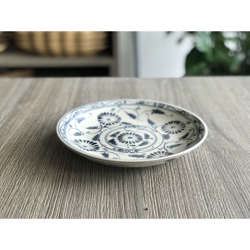 Đĩa tròn men rạn cổ Bát Tràng hoạ tiết vẽ tay hoa cúc dây chàm