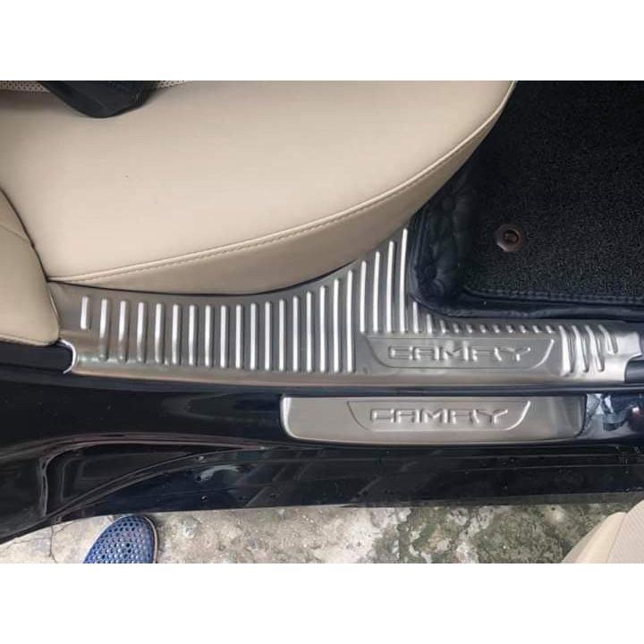 Ốp bậc cửa, nẹp bước chân xe Camry 2019 - 2021 Inox cao cấp - Mẫu 2