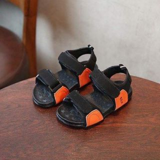 Hai đôi giày hồng size 33 và 38