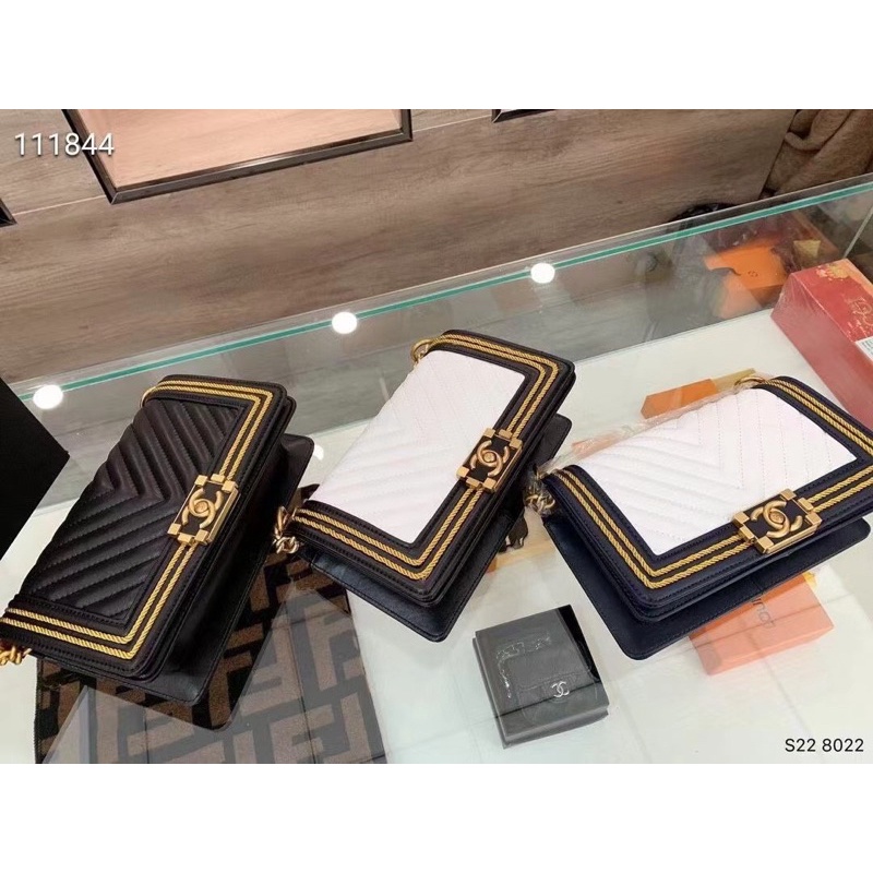 Túi Xách Nữ Chanel Boy size 25cm 2 màu đen, trắng, chất da caviar phom đẹp cứng cáp, logo vàng- túi xách cao cấp