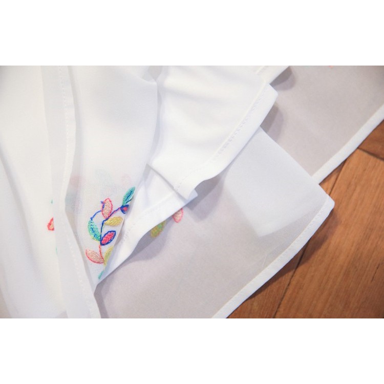 Váy trắng thêu hoa babydoll