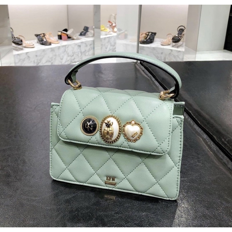 Túi lyn tay cầm khoá ong màu trắng