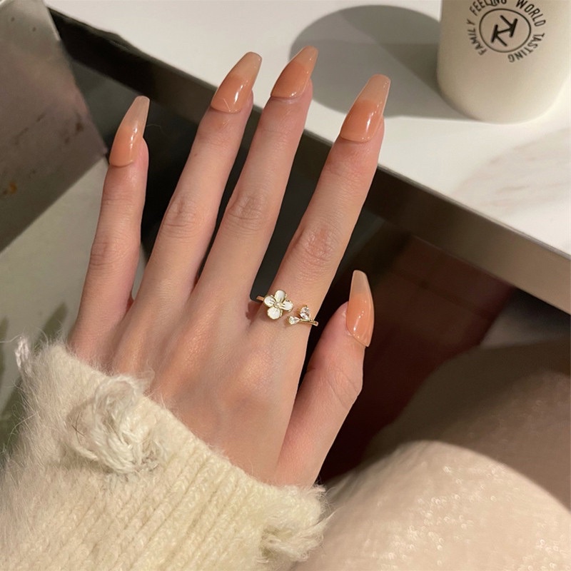 Nhẫn hoa nữ thanh lịch sang trọng màu trắng HHT