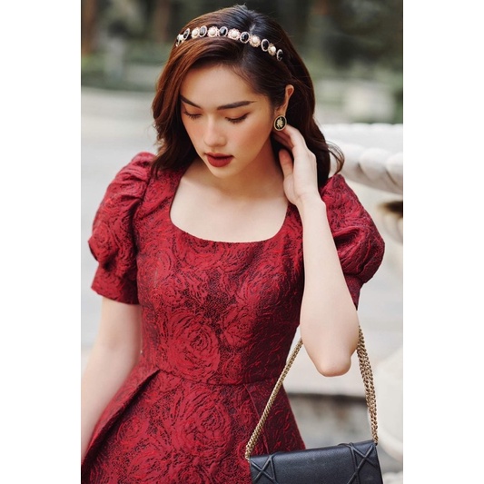 váy tafta hoa đỏ cổ vuông
