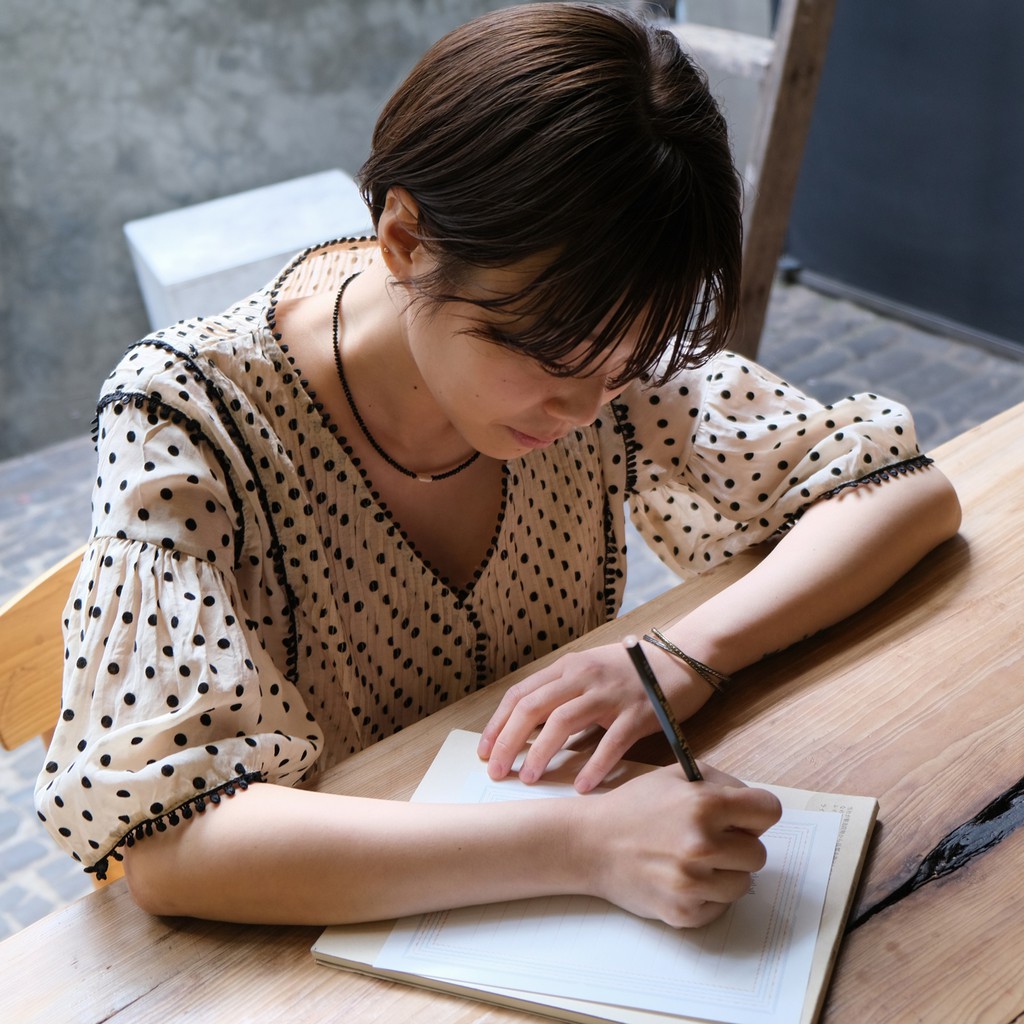 [gwilee] dotted pintuck blouse - Áo kiểu nữ chấm bi | BigBuy360 - bigbuy360.vn