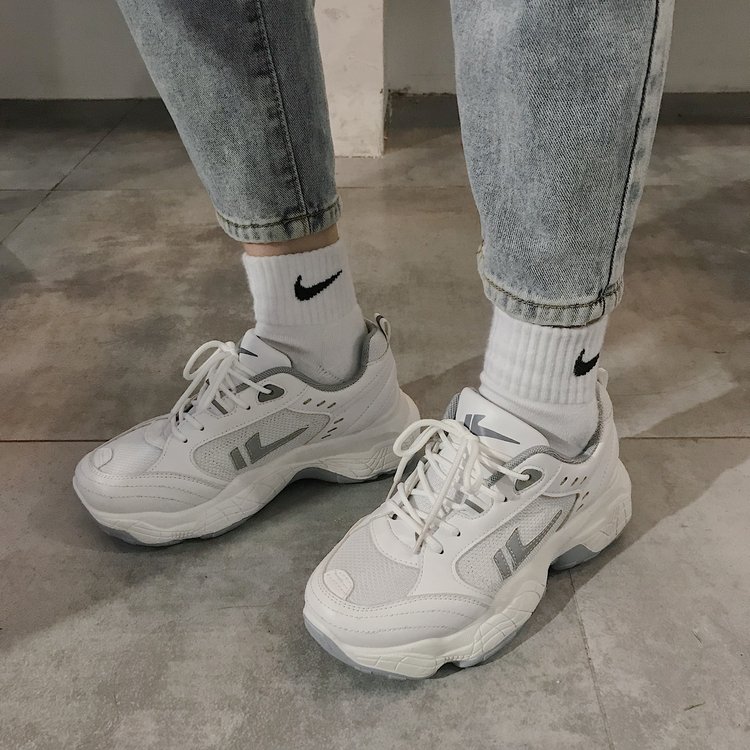 Fashionable Round Tie Middle Heel Sneaker Sport Shoe for Women