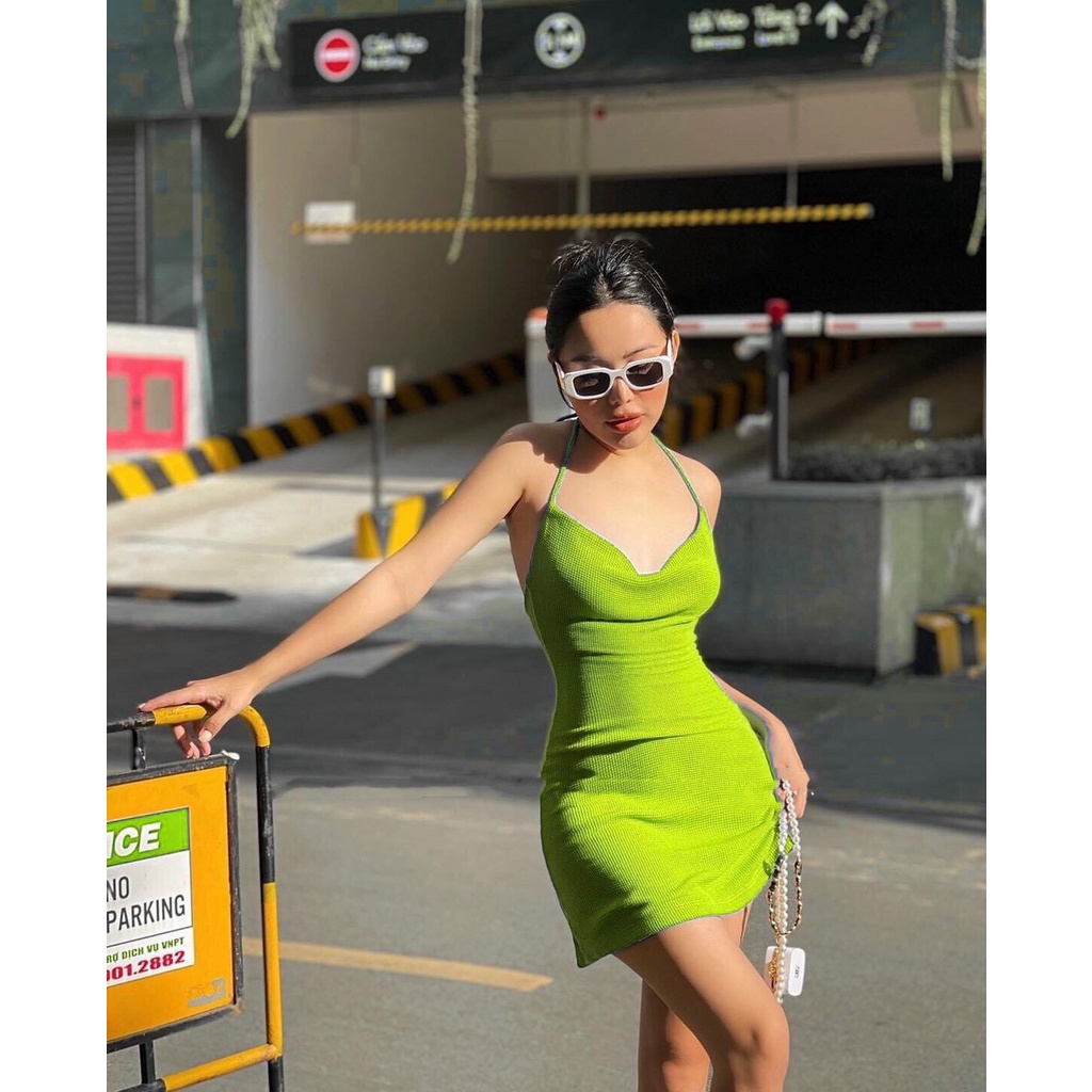 Đầm yếm cổ đổ cột cổ hở lưng trơn ôm body mẫu mới cực hot , chất thun gân mềm mịn ly