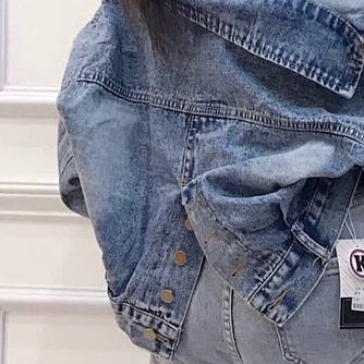 Áo khoác jean nữ cao cấp, áo khoác nữ croptop màu xanh xẻ tà sau chất liệu denim  T-fashion shop kn03