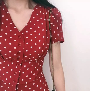 Váy chấm bi đỏ