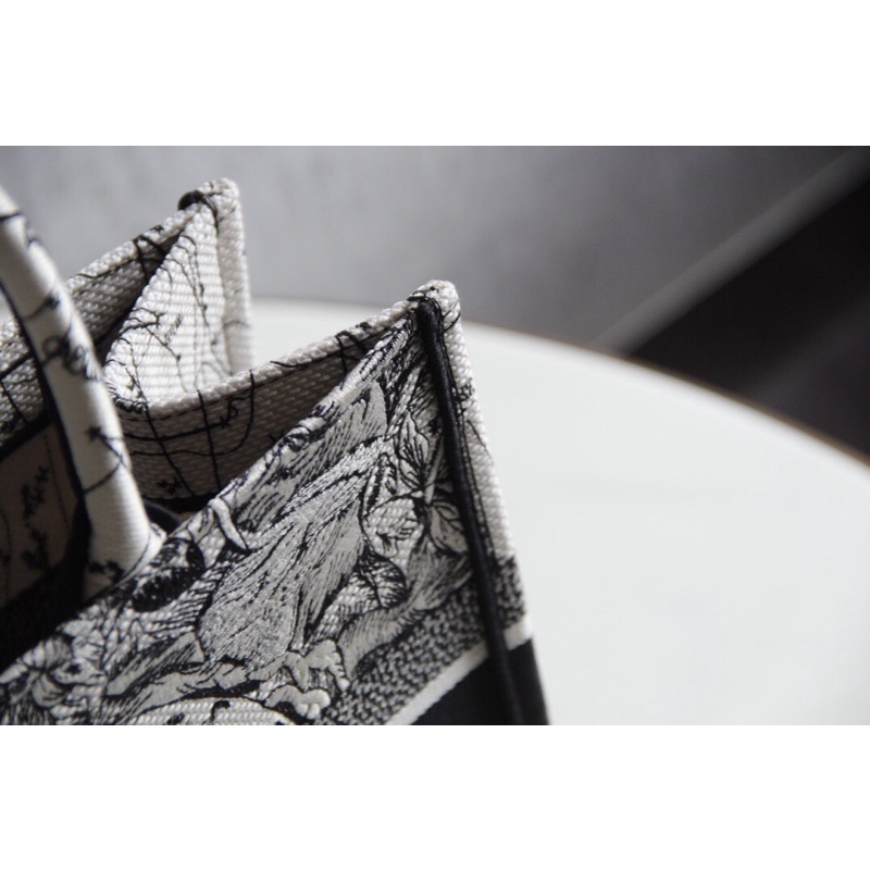 Túi xách cao cấp có 2 size in hoạ tiết thương hiệu Dior CD Book Tote Oblique hàng vip