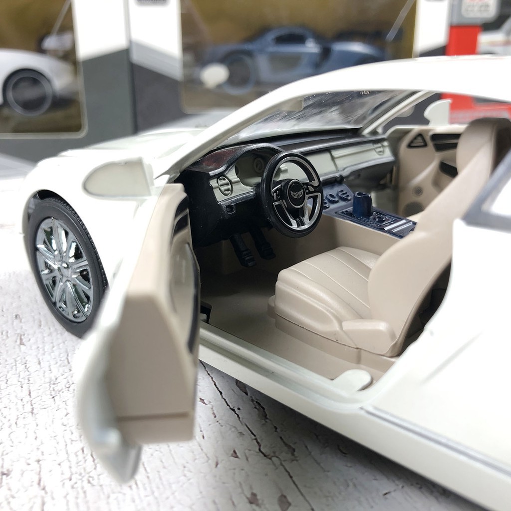 Xe mô hình tĩnh tỉ lệ 1:24 ô tô Bentley Continental GT 2 cửa hãng XLG có 3 màu Đen, Trắng, Xanh