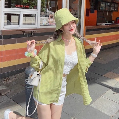 Sét ba món quần cộc có túi phối áo khoác ngoài tay dài áp kèm áo croptop màu sắc điệu đà sang chảnh thời trang nữ màu hè