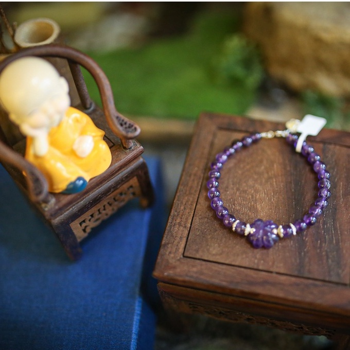 Vòng tay thạch anh tím.