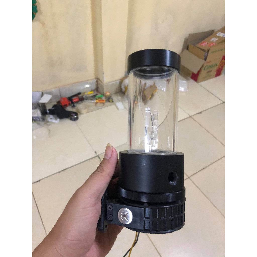 bơm d5 Laing + top tank giáp EK 2nd. Tản nhiệt nước custom