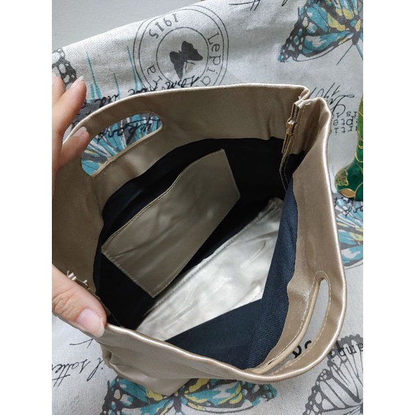 Túi cầm tay c.k màu nu da thời trang dày dặn 25x32 2hand