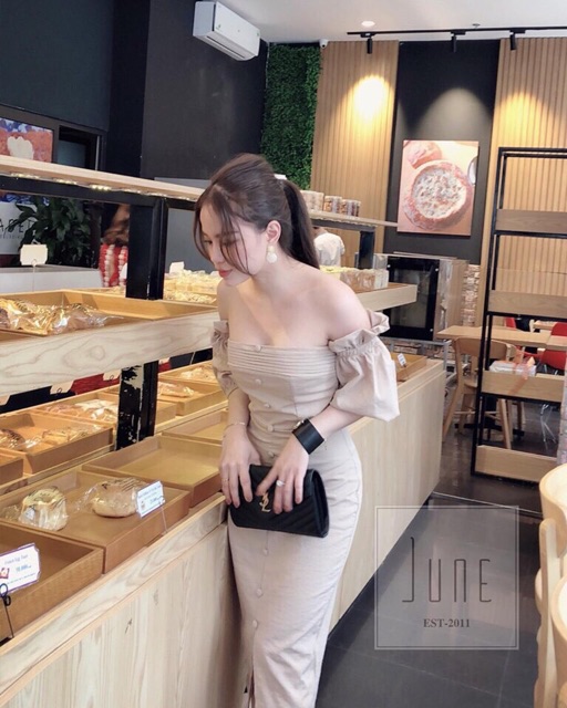 Đầm nude rớt vai nút bọc