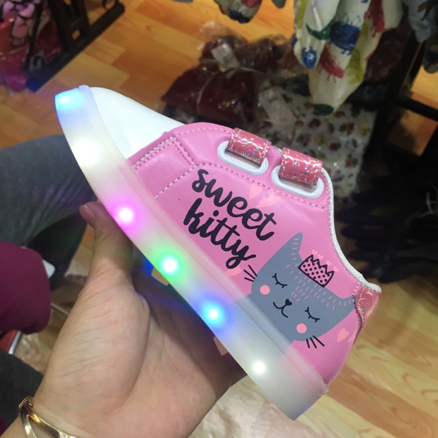 Giày đèn Led ở đế cho bé gái