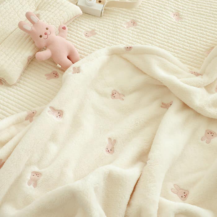 Chăn lông tuyết Chezbebe thêu họa tiết thỏ gấu, chăn lông mềm mịn cho bé 90x140cm - Monnie Kids
