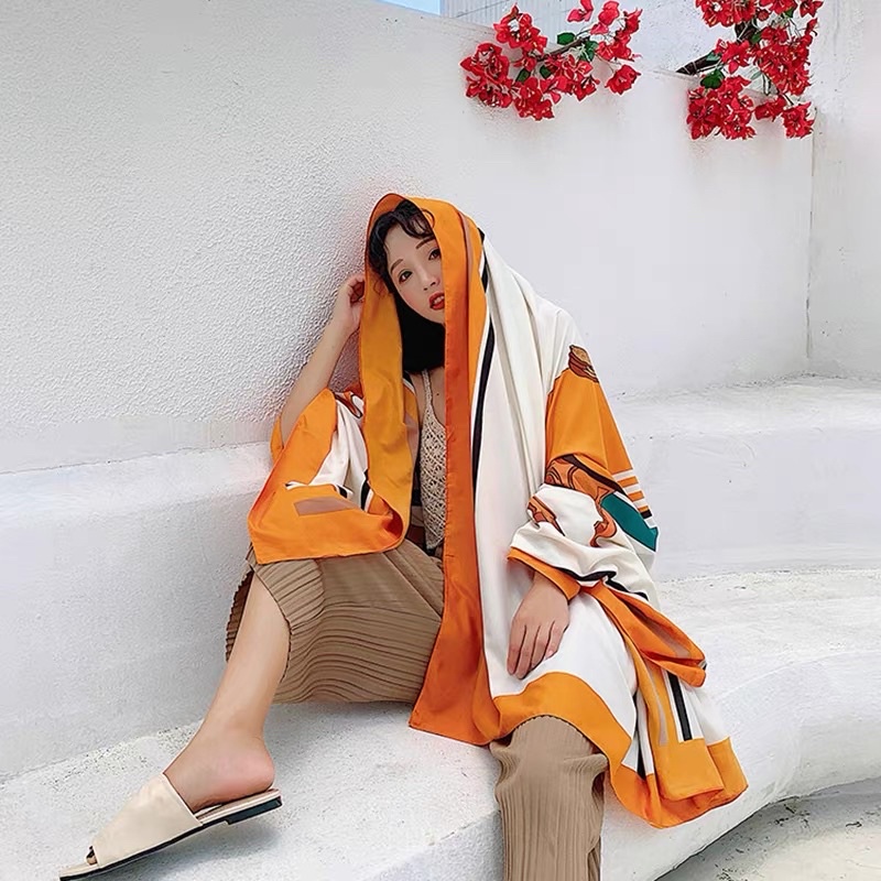 Khăn Choàng Hoạ Tiết Ngựa Vàng Cam Độc Lạ Dành Cho Các Quý Cô Sang Chảnh