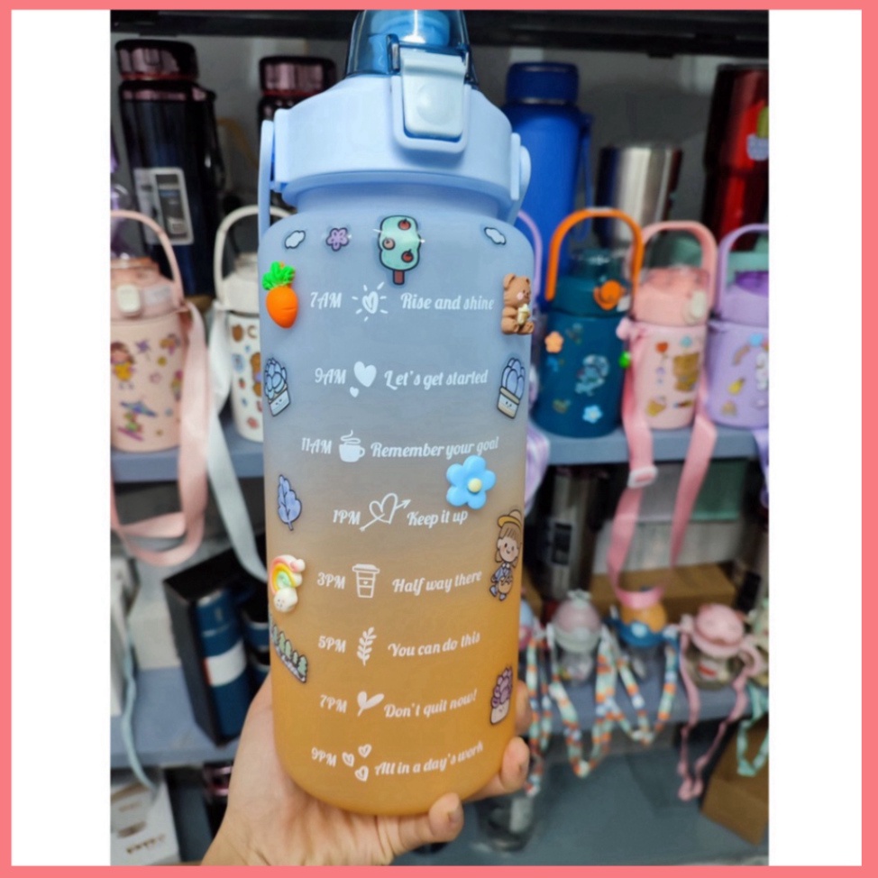 Bình đựng nước 2L sticker cute dễ thương Có vạch báo giờ uống nước ở phòng gym, thể thao. Bình nước cute 2L có ống hút
