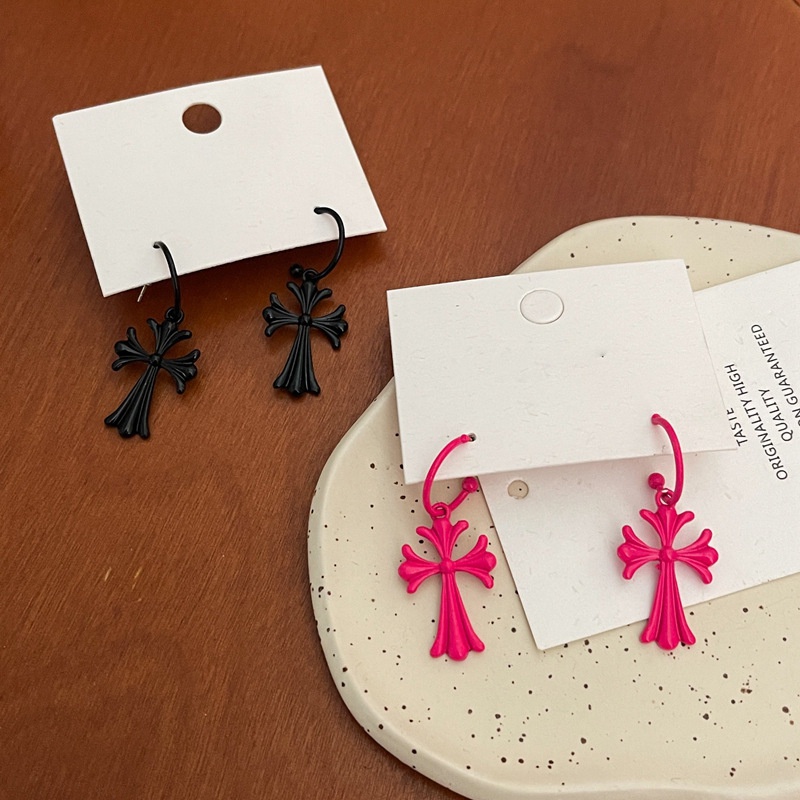 Bông Tai Chữ C Màu Đỏ Hồng Mặt Chữ C Màu Đen