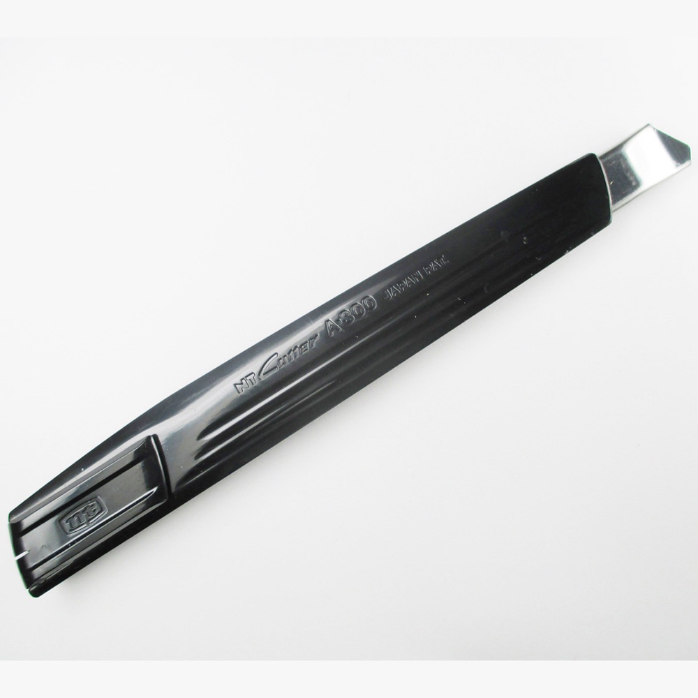 Dao rọc giấy bản lưỡi rộng 9mm màu đen gồm 3 lưỡi NT Cutter eA-300